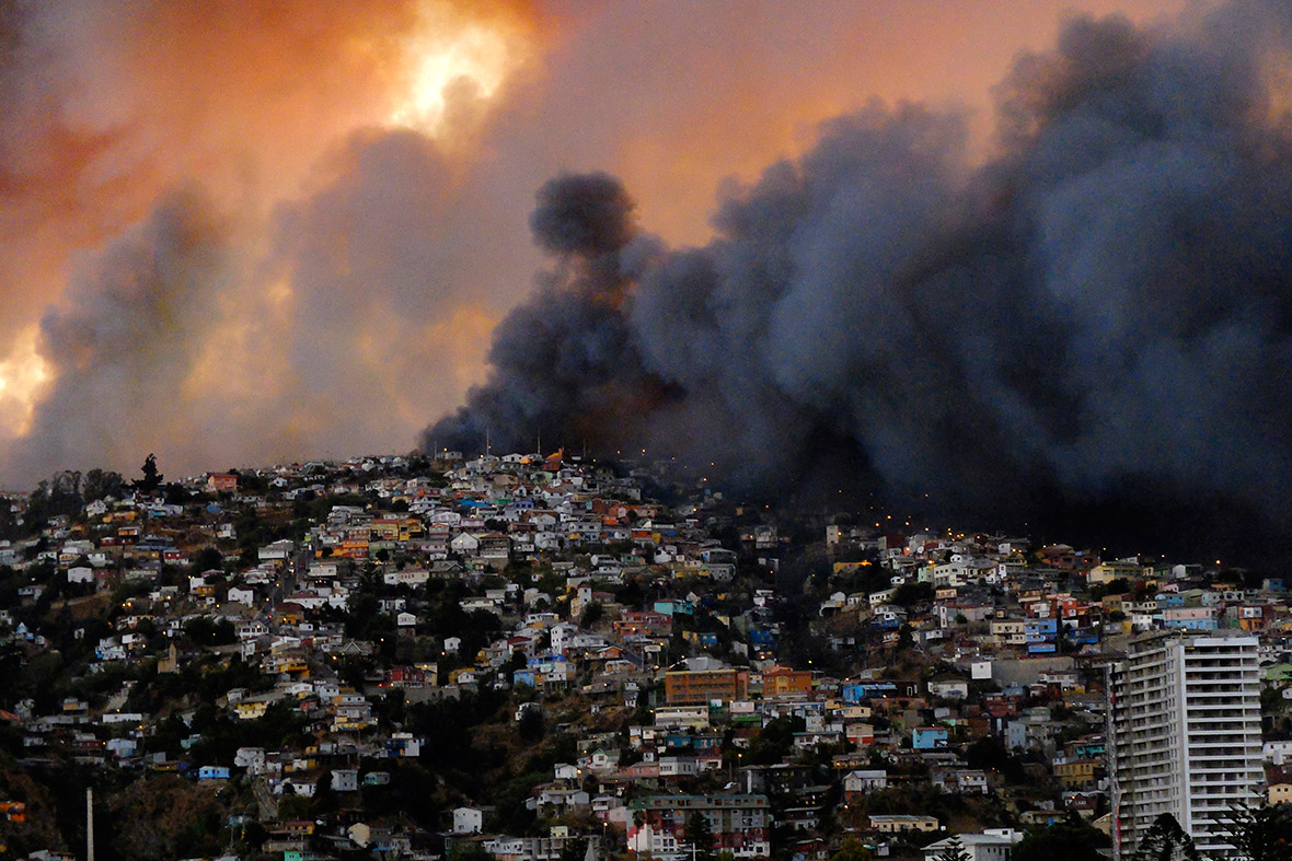 A huge cloud of smoke from a forest fire engulfs Valparaiso in Chile