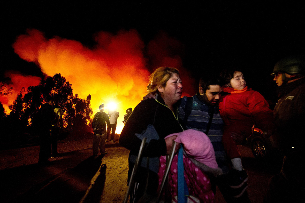 People flee after the fire shot up again in an area of Valparaiso