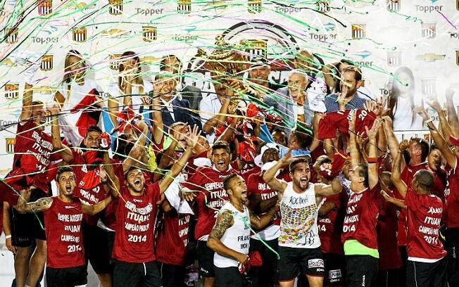 Jogadores do Ituano comemoram título do Paulista após vitória, nos pênaltis, sobre o Santos