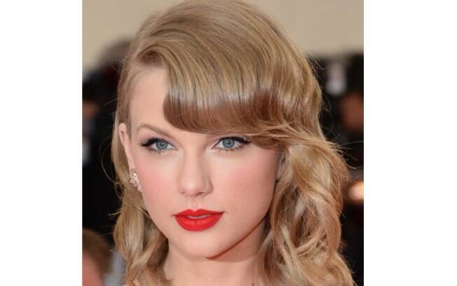 O olho gatinho de Taylor Swift mostra como a versão sutil pode ser elegante