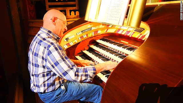 Amsterdam's 95-year-old Tuschinski cinema is home to a decades-old Wurlitzer organ that's been restored to its former musical glory by a team of technicians and volunteer enthusiasts.