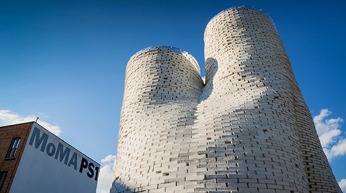 В Нью-Йорке появилась 12-метровая башня из грибов