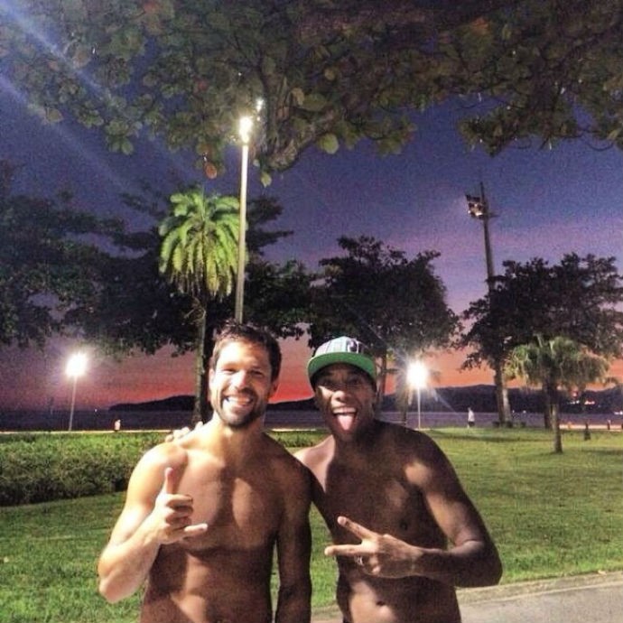 Diego e Robinho juntos na praia, em Santos (Foto: Reprodução/Instagram)