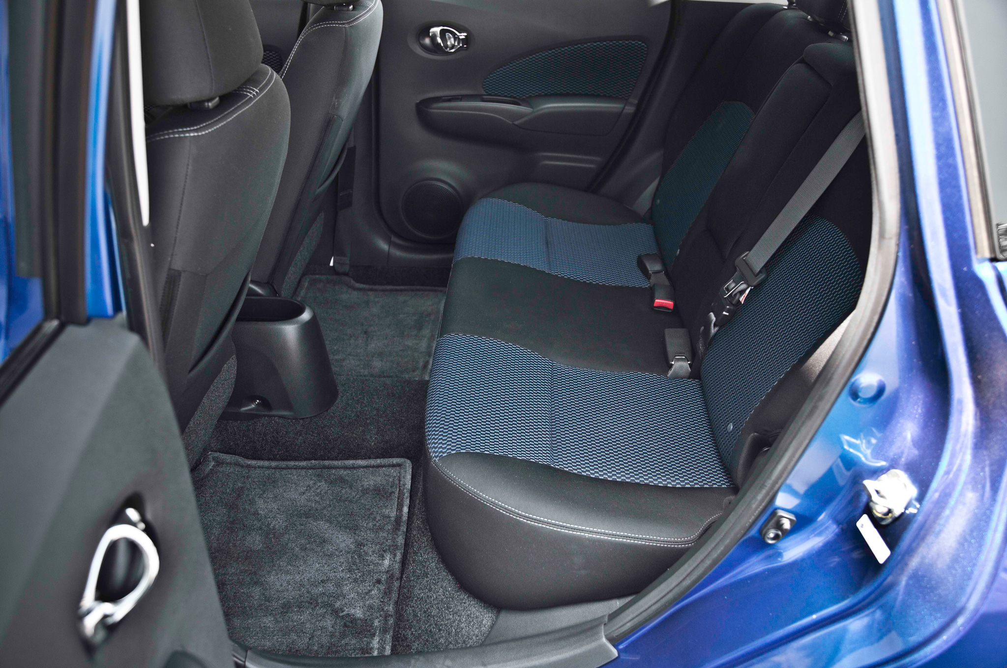2014-Nissan-Versa-Note-SV-rear-interior