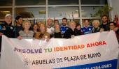RECUERDO. Integrantes de Abuelas de Plaza de Mayo junto a futbolistas argentinos (Foto Facebook Leo Messi) 