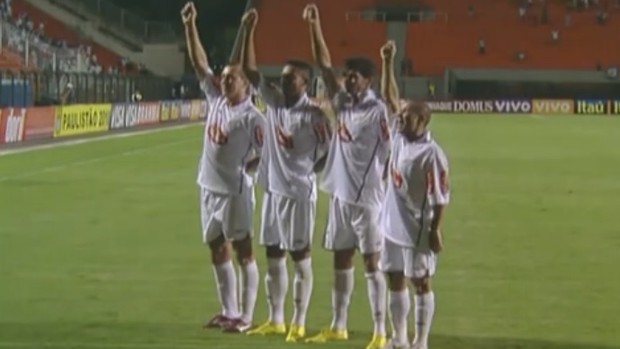 Ganso comemora gol com companheiros do Santos (Foto: Reprodução SporTV)