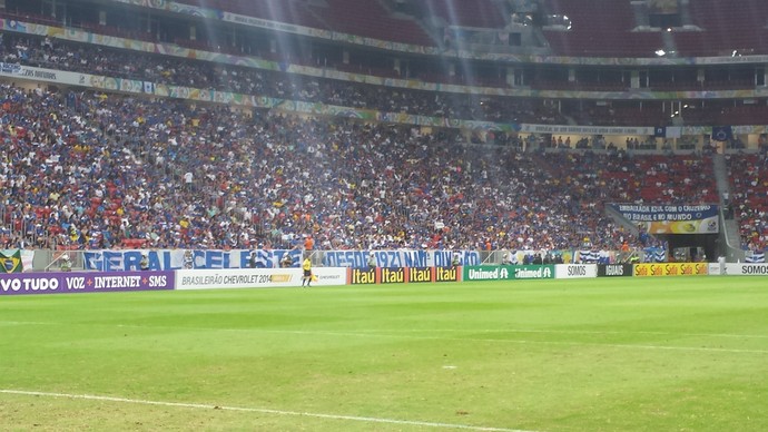 Torcida do Cruzeiro no Mané Garrincha (Foto: Gabriel Duarte)