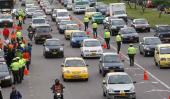 BOGOTÁ. Agentes de tránsito controlan el cumplimiento del "pico y placa" (ADN Colombia).