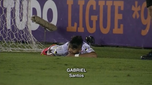 Gabriel cai em campo no duelo contra o Palmeiras (Foto: Reprodução SporTV)