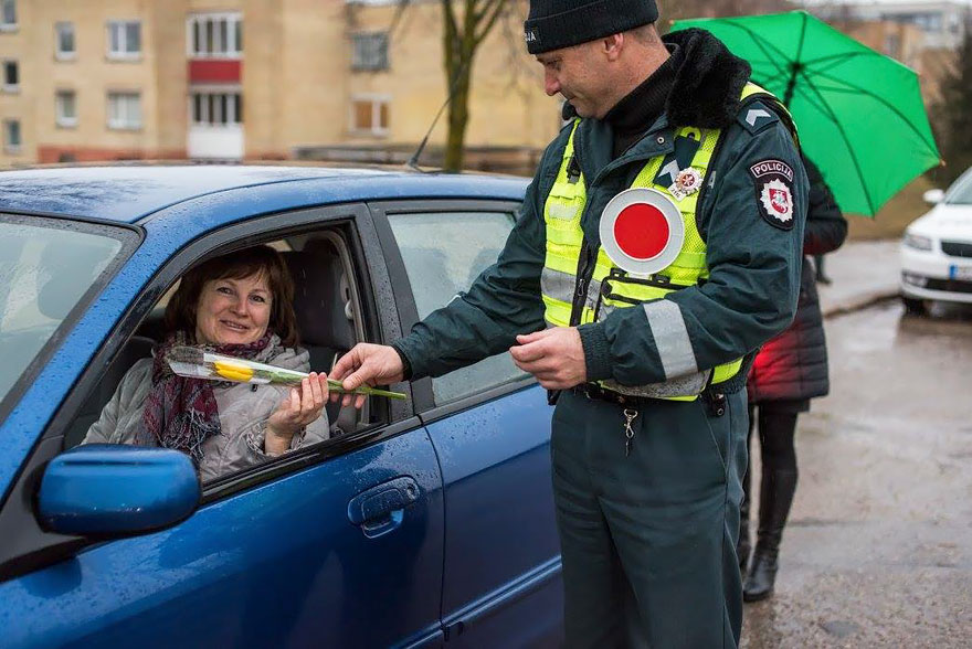 lithuanian-police-officers-give-flowers-international-womens-day-13