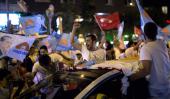 Festejos en Estambul. Partidarios de Erdogan se volcaron a las calles luego de una victoria clara que hace innecesario un balotaje (AP).