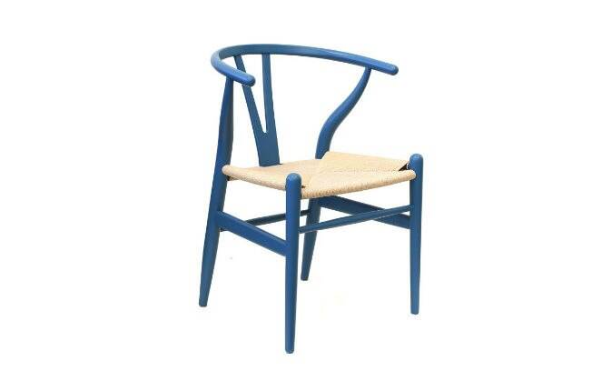 Planejada pelo designer Hans J. Wegner em 1949, a cadeira Wishbone tem estrutura de madeira maciça e assento de palha. Disponível na Etna por R$ 599