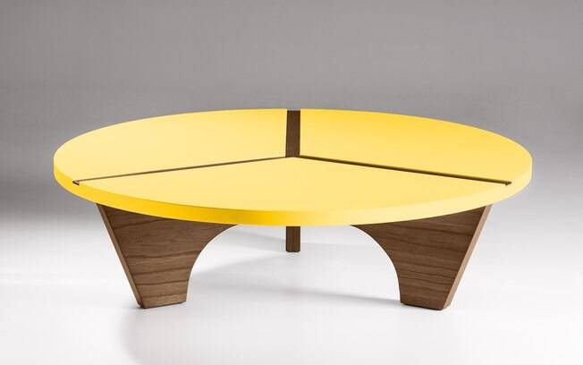 Com 1 m de diâmetro e 28 cm de altura, a mesa de centro Trivo é versátil e moderna. Tem estrutura de MDF e tampo com acabamento em laca. Na Iggo Decor por R$ 536 