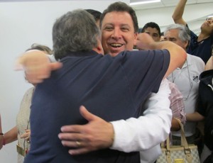 Luis Alvaro de Oliveira Ribeiro, presidente do Santos, abraça Marcelo Teixeira, ex-presidente (Foto: Adilson Barros / globoesporte.com)