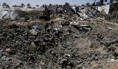 CRÁTER. Después de un ataque israelí en el centro de la Franja de Gaza, este miércoles (AP).