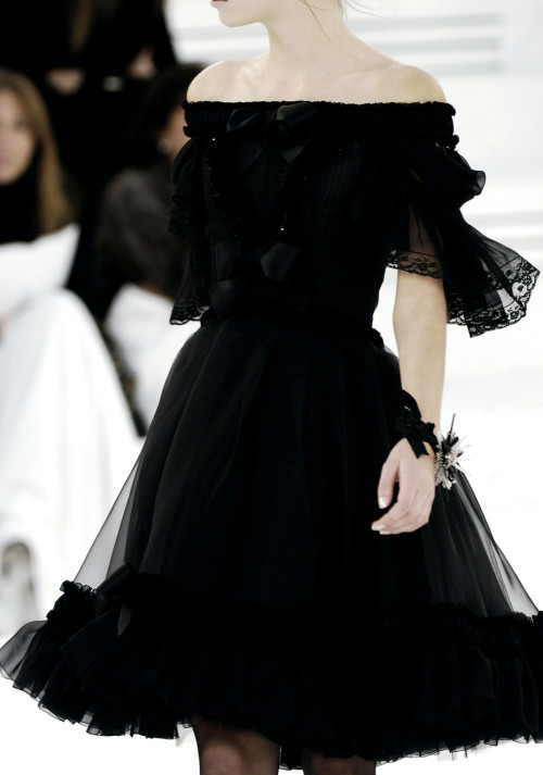 skaodi: Chanel Haute Couture Spring 2006 details.