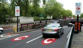 LONDRES. Una calle londinense con señales que advierten el cobro de la tasa de congestión (Pteblog).