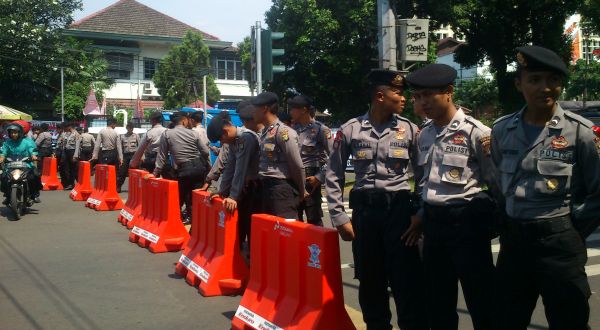 Penutupan jalan yang dilakukan oleh petugas Kepolisian di jalan depan Gedung KPU (Foto: Hidayat/okezone)