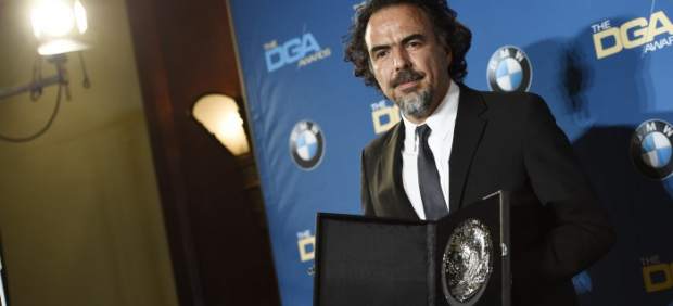 Iñárritu con el premio a mejor realizador por 'El Renacido'