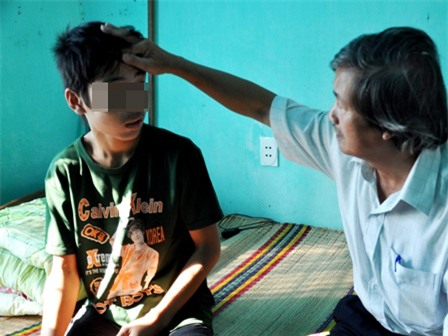 Em Phạm Văn Hảo bị sốt rét và đang được chăm sóc