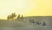 El Sol comienza a asomarse detrás de las dunas del Sahara, mientras la caravana avanza hacia los misterios del desierto, que cambia según los caprichos del viento.