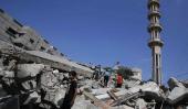 PALESTINOS. Entre los escombros de la mezquita al-Qassam en el campamento de refugiados de Nuseirat, centro de la Franja de Gaza, después de que fue golpeado por un ataque aéreo israelí, el sábado (AP).