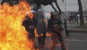 LLAMAS. Después de que manifestantes arrojaron bombas molotov contra policías, cerca del aeropuerto en la ciudad de México, este jueves (AP).