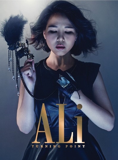 ALi、新アルバム「TURNING POINT」ジャケット写真を公開“カリスマ性溢れる歌姫の姿”