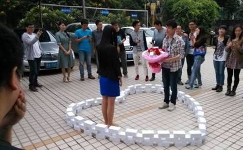 Guy Buys 99 iPhones to Propose to His Girlfriend