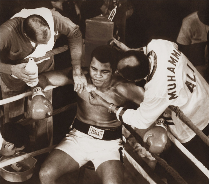 The most famous boxing corner in history, Wali "Blood" Muhammad and Drew "Bundini" Brown, at work on the Champ late in his first fight against Spinks in 1978. The 24-year-old Spinks had fought only seven fights in his career when he beat Ali.