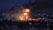 HUMO Y LLAMAS. Tras un ataque aéreo de la coalición liderada por Estados Unidos en Kobani, Siria, el 20 de octubre último (AP/Archivo). 