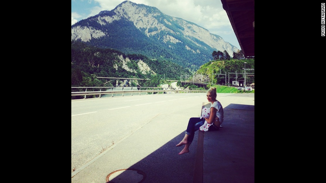 Singer Gwen Stefani <a href='http://ift.tt/1l0EUK6 ' target='_blank'>breastfeeds her son</a> Apollo in Switzerland.