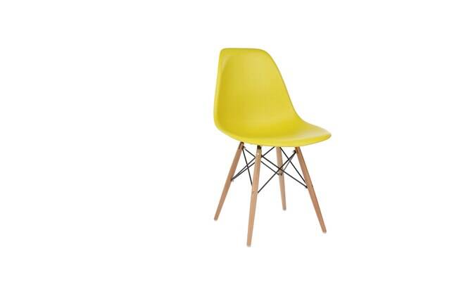 Um clássico do século 20, a cadeira DSW Eames tem assento ergonômico. O amarelo é o toque de cor que faltava para a sua sala de jantar. À venda na muma por R$ 360 