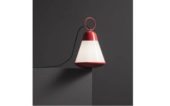 Assinada pelo estúdio Fetiche Design, a luminária de mesa Farolete foi inspirada nos lampiões que os marinheiros usavam como lanterna. Na Tok&Stok por R$ 254 