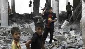 Destrucción. Edificios de Rafah fueron blanco de misiles israelíes. Niños, civiles y una camiseta del Barcelona, entre los escombros (AP). 