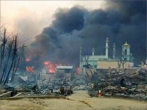 Tentara Burma Menyerang Sebuah Desa Muslim dan Menjarahnya