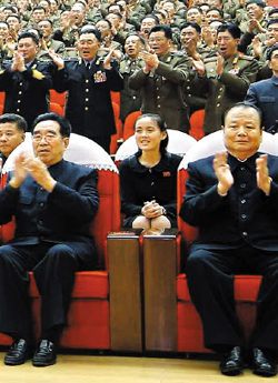 Em gái Kim Jong-un (giữa) tham gia một buổi hòa nhạc tại Bình Nhưỡng ngày 22/3/2014