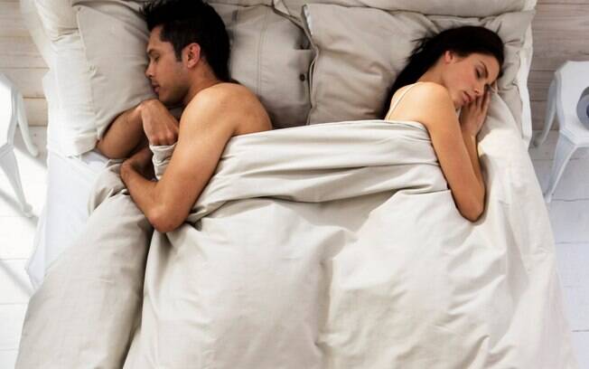 Estudo britânico revelou que a maioria dos casais (42%) prefere dormir de costas um para o outro
