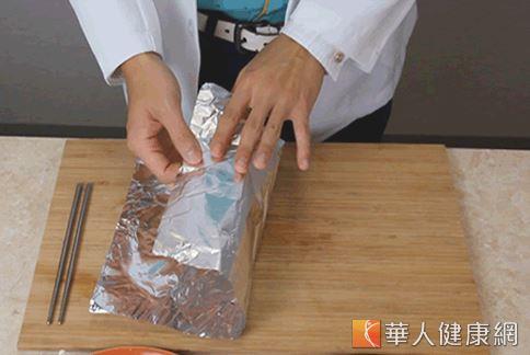 營養師黃韋堯建議鋁箔紙不要與酸性食物一同使用。（攝影／江旻駿）