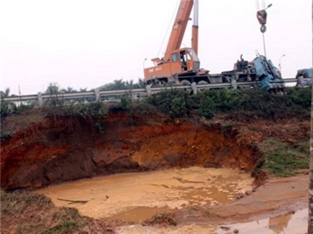 Đường ống nước dẫn nước sông Đà bị vỡ nhiều lần. 