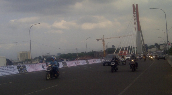 Spanduk Prabowo-Hatta Sepenjang 3,5 Km Dipasang di Fly Over Pasupati