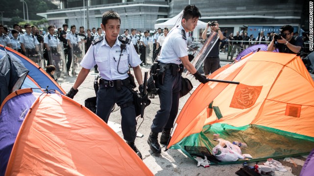 Hong Kong police remove tents of pro-democracy protesters on October 14.