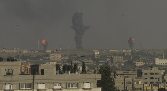 Smoke and flames are seen following what witnesses said were Israeli air strikes in Rafah in the southern Gaza Strip July 7, 2014. REUTERS/Abed Rahim Khatib