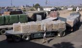 TRABAJADOR PALESTINO. Al caminar junto a un camión cargado de sacos de cemento en el cruce fronterizo de Kerem Shalom en su camino de Israel a Rafah, en el sur de la Franja de Gaza, este martes (AP).