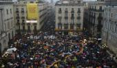 MANIFESTANTES INDEPENDENTISTAS. Al ser fotografiados con sus paraguas para protegerse de la lluvia, al reunirse en frente del edificio del ayuntamiento durante una protesta en la plaza Sant Jaume de Barcelona, este martes (AP).