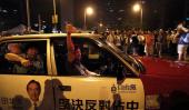 La gente en las calles. Un taxista saluda a los manifestantes (AP)