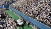 Repleto. Unas 50 mil personas asistieron a la misa del Papa en uno de los estadios usados en el Mundial de Fútbol de 2002 (AP)