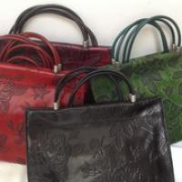 Elegante City- Handtaschen mit Rosenprägung in vielen aktuellen Farben - die Must-haves der Saison. ©i-must-have.it