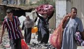 Pausa. Los palestinos rescatan lo que pueden de los escombros (AP)