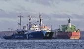 EL ARCTIC SUNRISE. El barco de Greenpeace, anclado al lado de la Nave de la Guardia Costera de Rusia, en octubre pasado (AP/Archivo).
